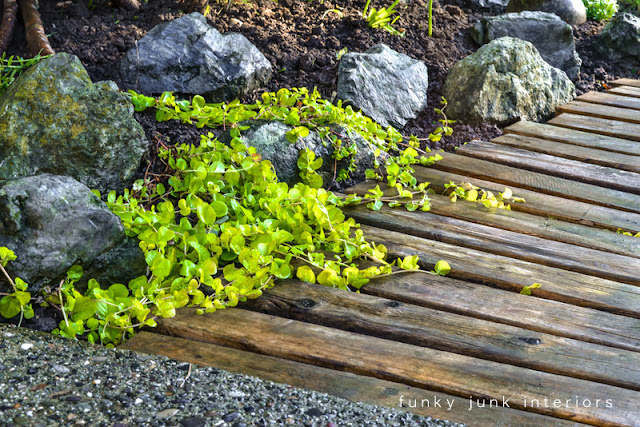 Learn how to build and upkeep this pretty pallet wood garden walkway path! Click for the instructions and how to upkeep! #palletwood #pallets #gardening #gardenpath
