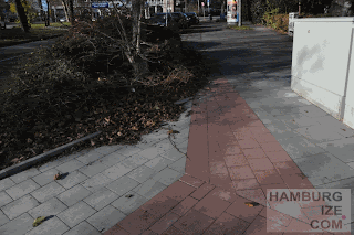 Erdkampsweg / Brombeerweg - unbenutzbarer Fake-"Radweg" © hamburgize.com / Stefan Warda