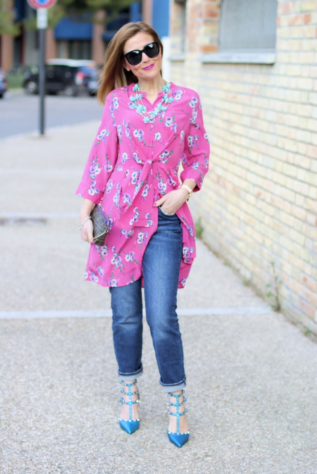 How to wear a dress over jeans outfit idea with Metisu dress Fashion