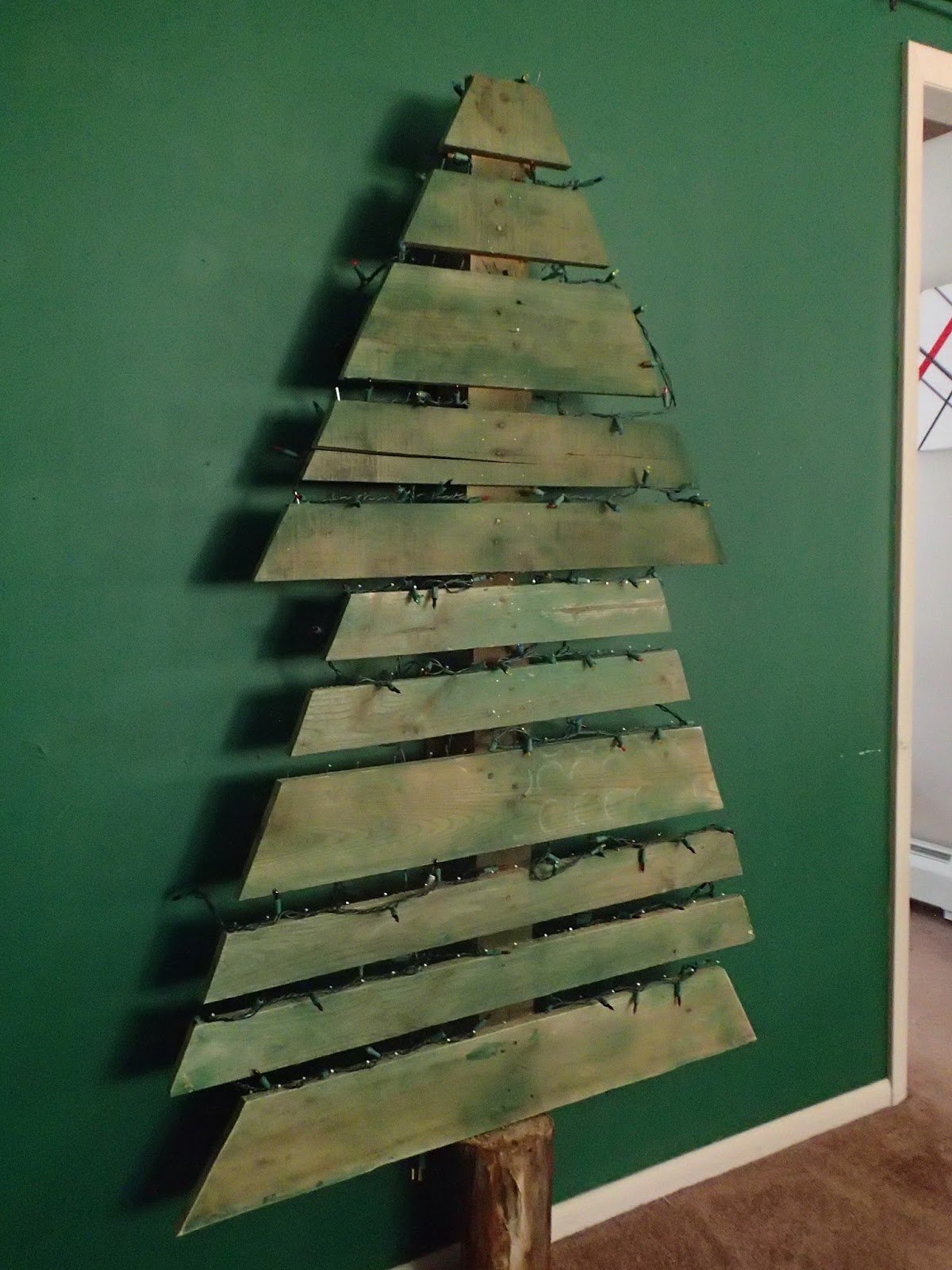My Little Girl's Dress and more DIY Pallet Christmas Tree/ How to Make Christmas Tree out of