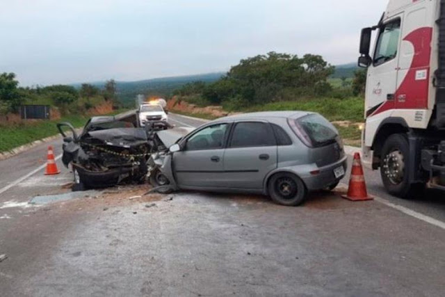 Colisão entre carros deixa dois mortos e três feridos em Jaguaquara