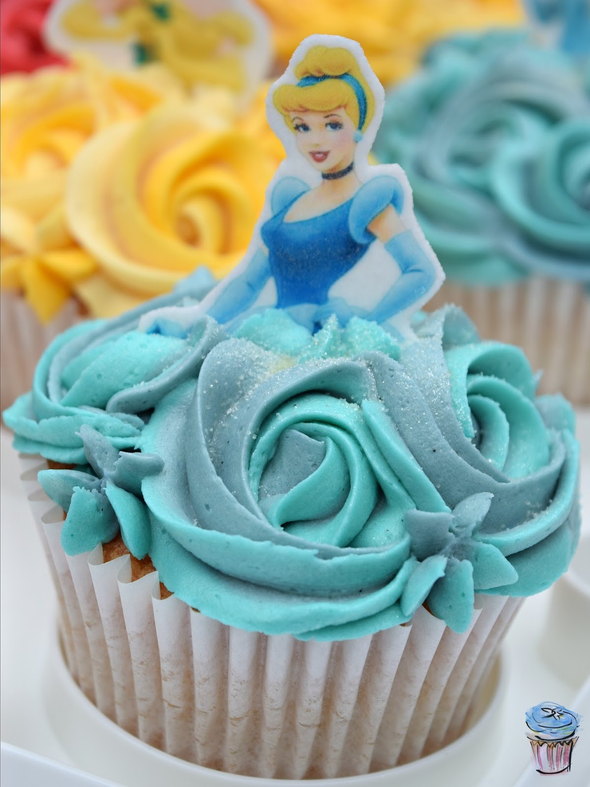 DISNEY PRINCESSES CAKE DECORATING USING 1M WILTON PIPING TIP 