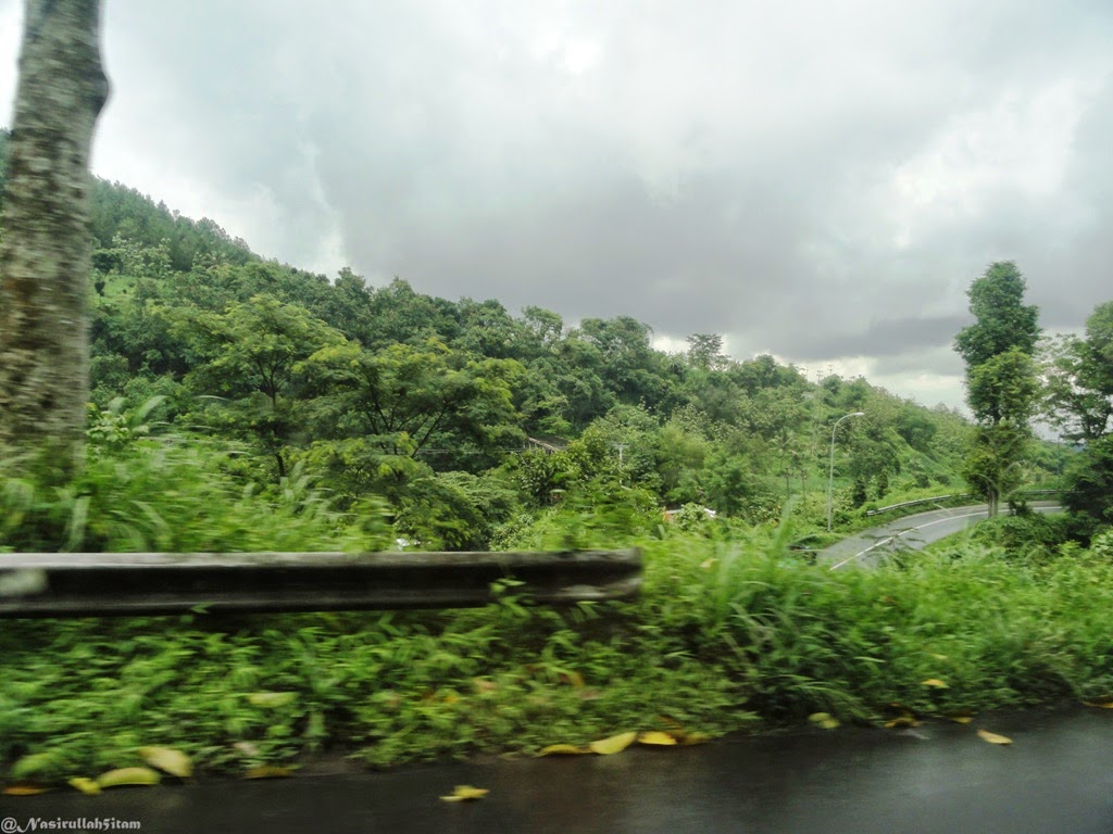 Jalanan menuju Pemandian Air Panas Guci, Tegal