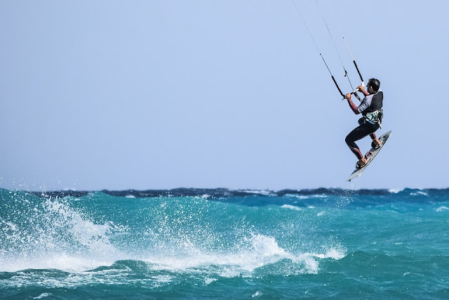 Feel the Power of the Wind When Kitesurfing in Australia