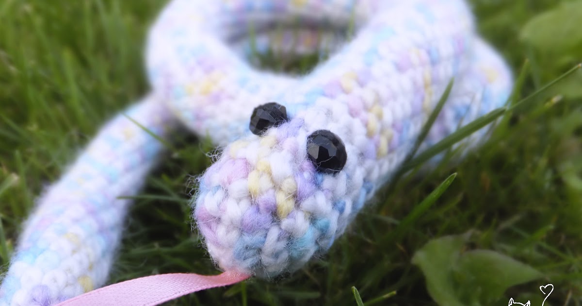 Мк змея. Вязаная змея из плюшевой пряжи. Мастер класс вязать змейку. Змея крючком мастер класс. Змейка из плюшевой пряжи.