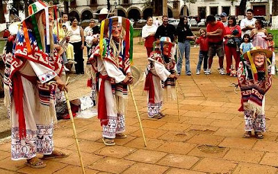 Danza de Los Viejitos Foto de personas bailando la danza de los viejitos