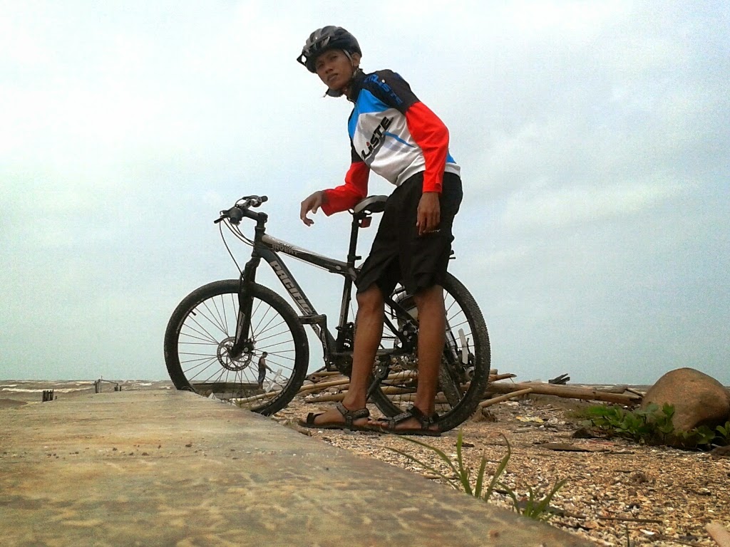 Melihat Pelabuhan di Pantai Semat, Jepara - Nasirullah Sitam