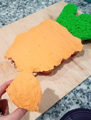 Make a fun and easy carrot shaped pull-apart cupcake cake at home. It's perfect for Easter, Peter Cottontail themed baby showers, garden parties and more!