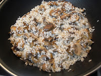 Rehogando el arroz con la setas Arroz mezclado y rehogando con la cebolla, las setas
