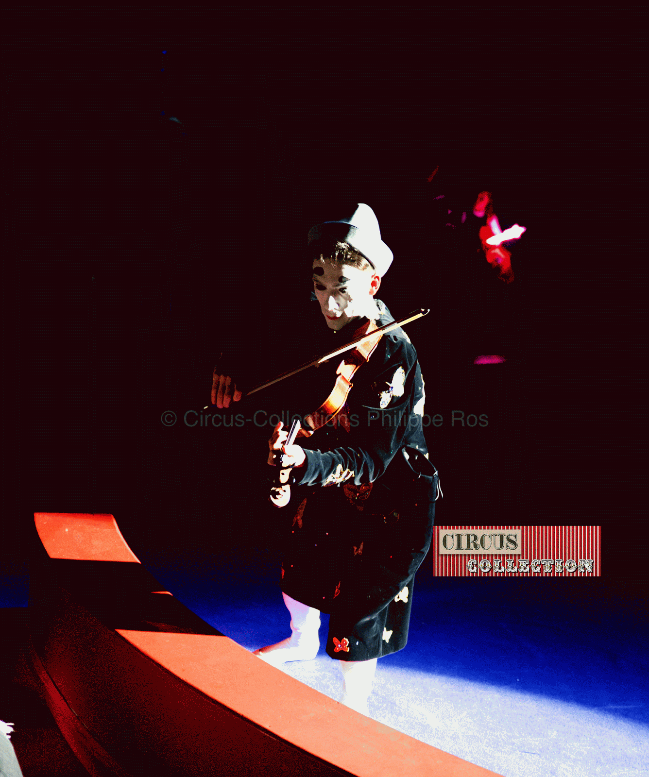 clown blanc jouant du violon