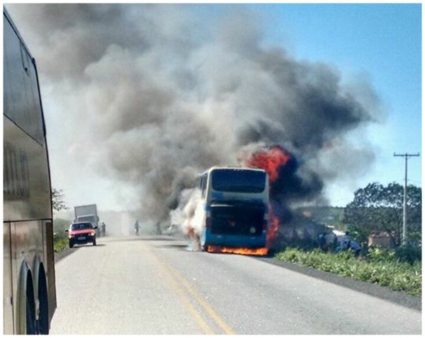  Ônibus da empresa Novo Horizonte pega fogo no trecho entre  Brumado e Caetité