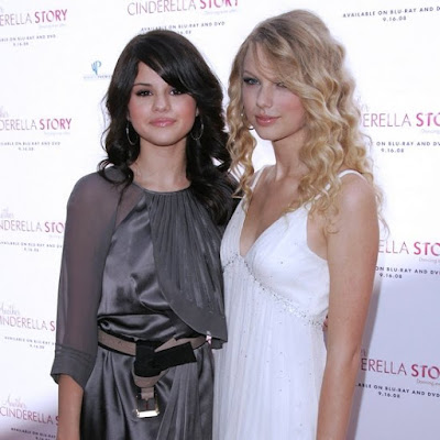 Selena Gomez y Taylor Swift en la alfombra roja. Año 2008, cuando comenzaba su amistad. Estreno de Another Cinderella Story / La Nueva Cenicienta 2.