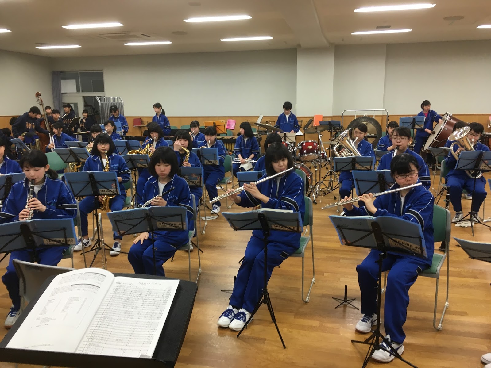 響 スタバをスイーツ屋にするな 中間発表会