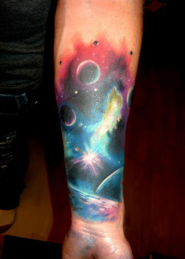A vida, assim como o universo é um grande mistério. Mas às vezes você só tem que aproveitar. Aqui está uma tatuagem para aproveitar o espaço bonito e bela vida.
