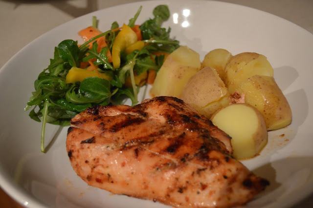 Spicy chicken with salad and potatoes
