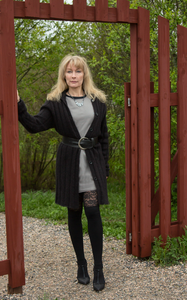 PauMau blogi asukuva aikuinen nainen harmaa mekko pikkumusta pitkä neuletakki pitsisukkahousut pitkät sukat reisisukat stay up tyyliblogi muotiblogi persoonallinen tyyli 