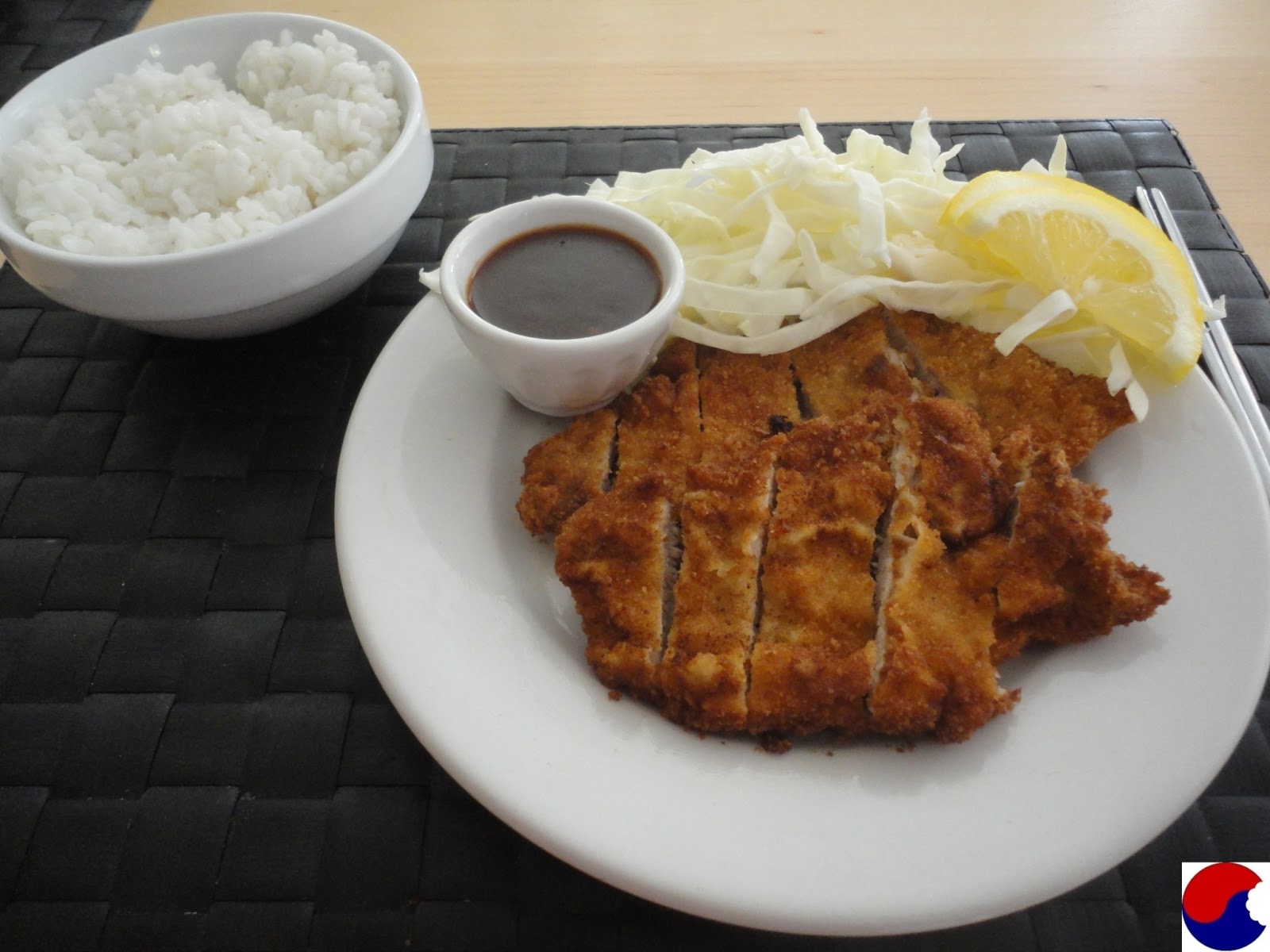 Comiéndome Corea Tonkatsu, 豚カツ. Filete empanado japonés con salsa