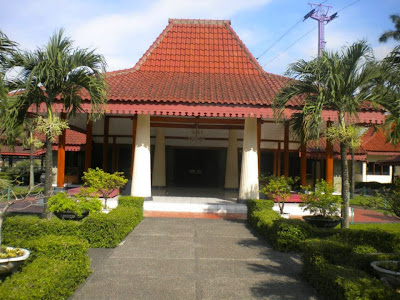 Rumah Adat Provinsi Jawa Barat (Rumah Kasepuhan Cirebon )