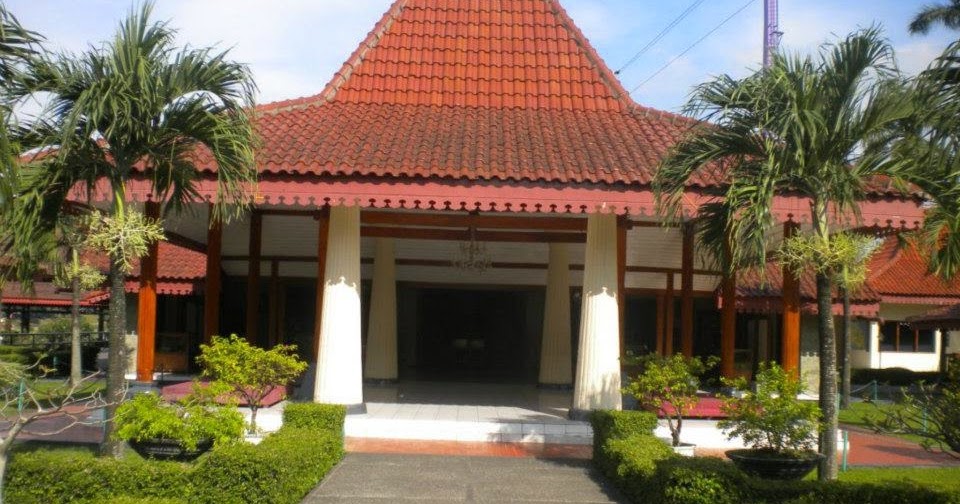 View Rumah Adat Keraton Kasepuhan Cirebon Berasal Dari Background
