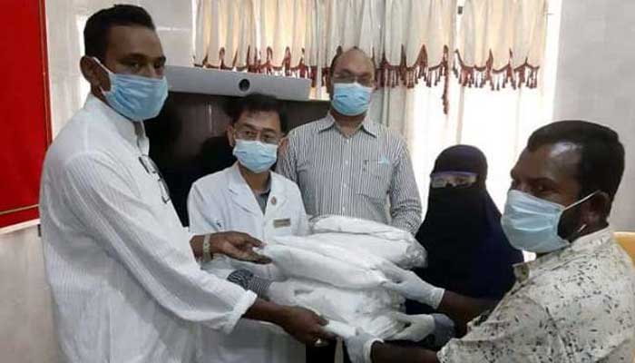 Free PPE distribution at Bagerhat Sadar Hospital বাগেরহাট সদর হাসপাতালে বিনামূল্যে পিপিই বিতরণ