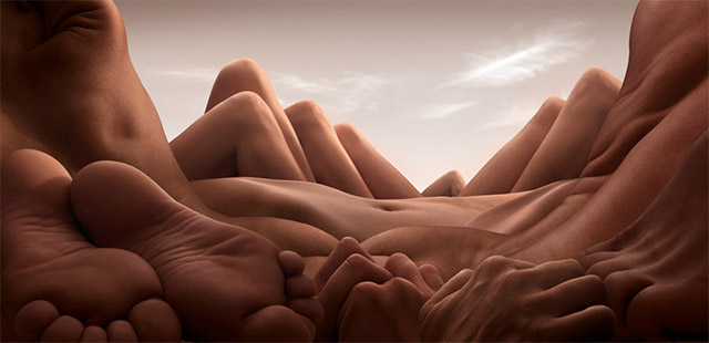 pies, manos y partes del cuerpo humano como paisaje