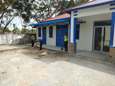 Anggota Sat Lantas Polres Melawi sedang membersihkan Gedung Sat Lantas Baru