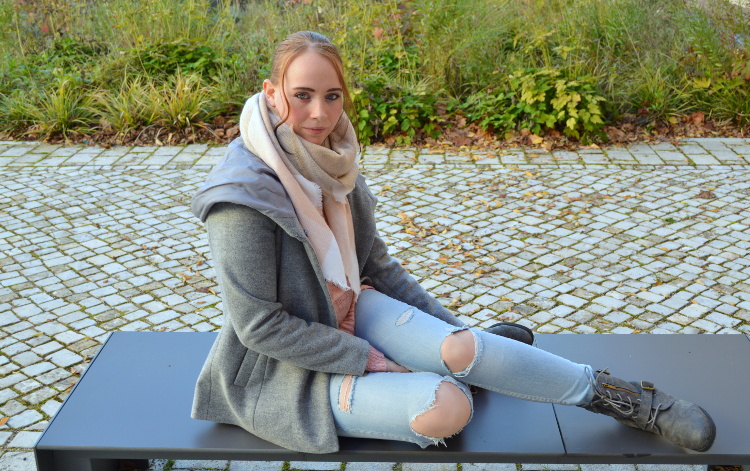 Graue Jacke Kombiniert Mit Ripped Jeans Und Boots Mishy Hoffmann Inspirationen Und Tipps Fashion Travel