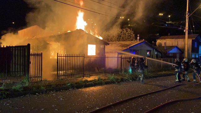 Incendio en Puerto Montt afecta vivienda en población Antonio Varas