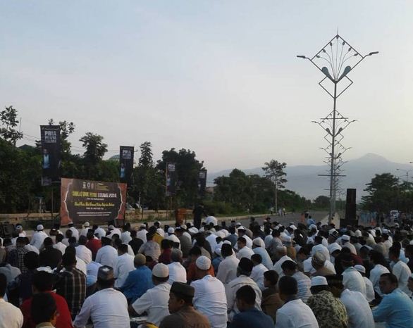 Shalat Idul Fitri di Depan Gerbang Biru Stadion GBLA Gedebage Bandung