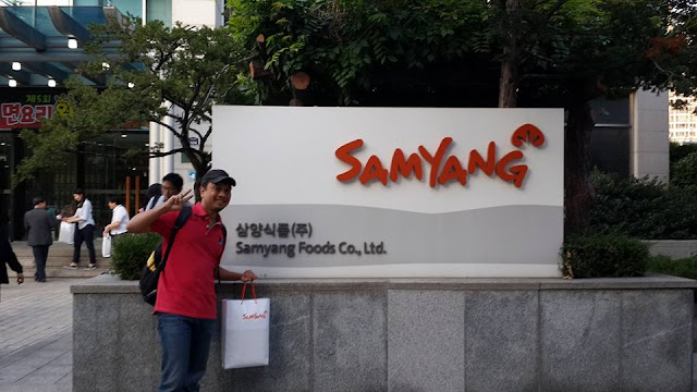 Demi Isu Halal, Lelaki Ini Lawat Ibu Pejabat Mi Ramen Pedas Samyang Demi Isu Halal, Lelaki Ini Lawat Ibu Pejabat Mi Ramen Pedas Samyang