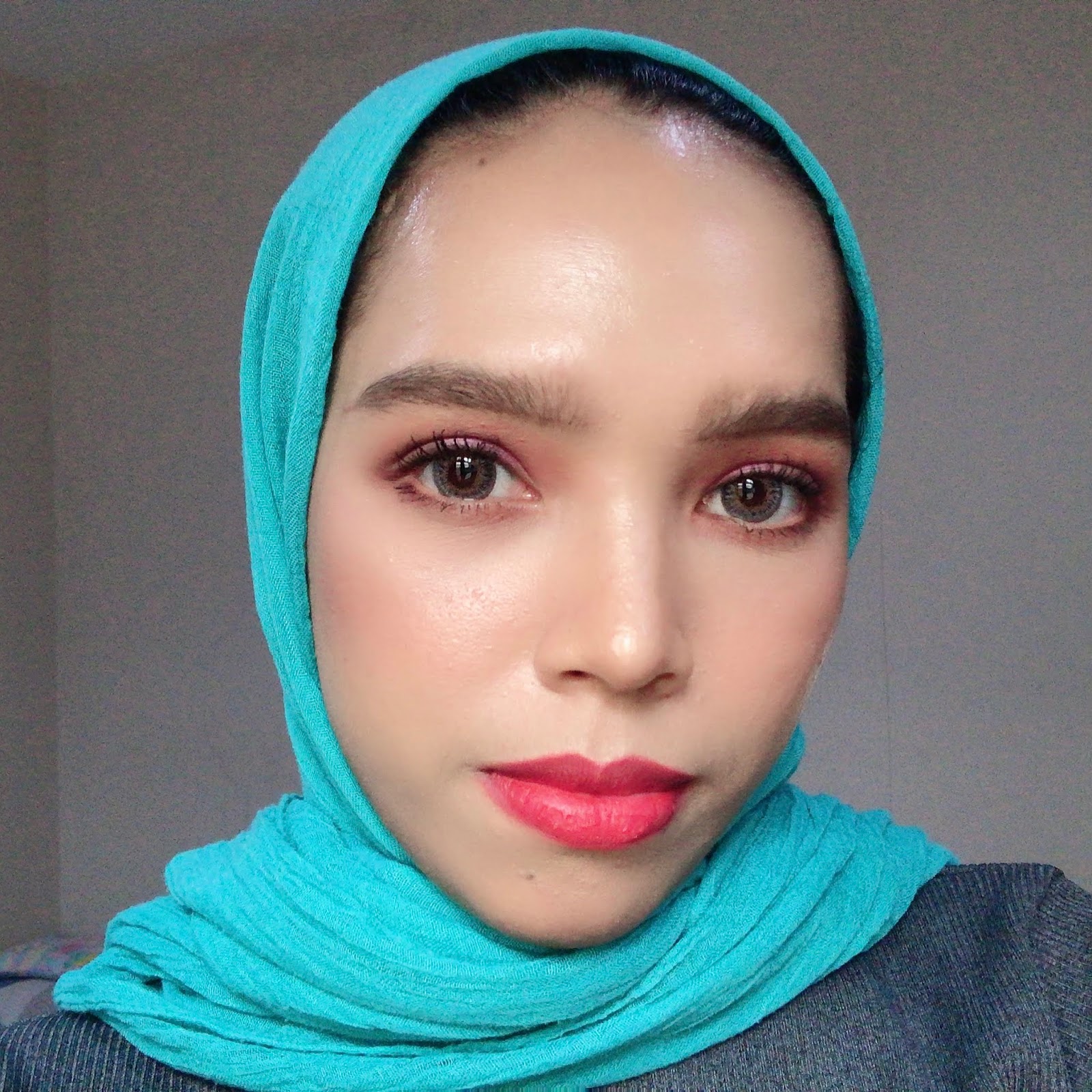 Косметика на белом фоне. Make up jam. Make up jam. Естественные губы без помады. Яркий макияж.