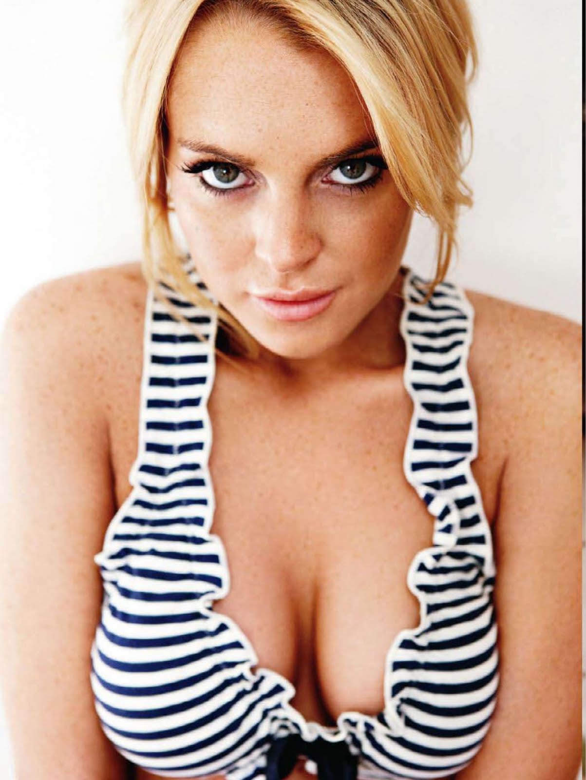 http://4.bp.blogspot.com/-_2V4uzClCvA/TbreL7PQ9iI/AAAAAAAAC2Q/EDKRRVyFCvk/s1600/Lindsay-Lohan-Maxim-Magazine-India-January-2011-001.jpg