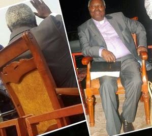 0 Photos: OAU students tussle to seat on Pastor Kumuyi's chair