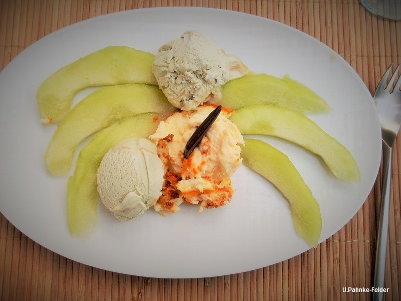 Quark-Souffles mit Pistazien-Eis und Galiamelone