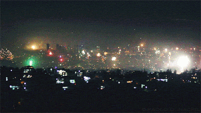 Silvester Feuerwerk Mitternacht animiert über Stadt Silvester Feuerwerk Mitternacht animiert über Stadt