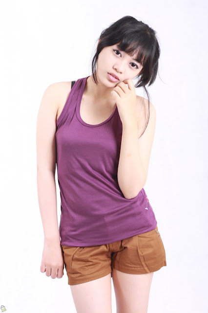 Paduan Tank Top Warna Ungu dan Celana Pendek Wanita Paduan Tank Top Warna Ungu dan Celana Pendek Wanita
