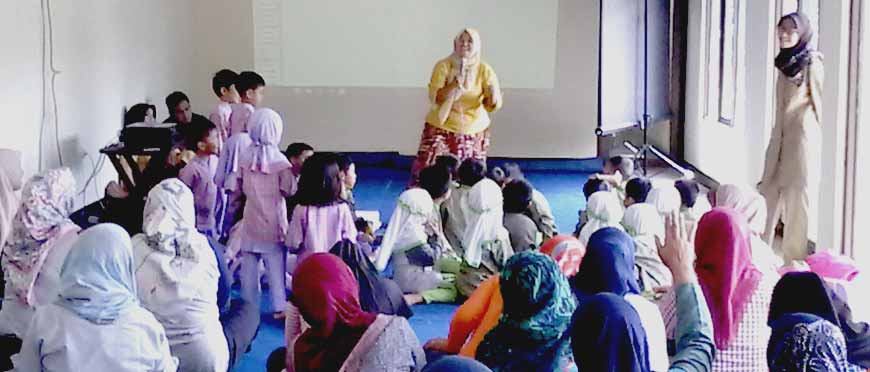 Nonton Bareng di Perpustakaan Desa Ciburial, Selasa (6 Februari 2018).