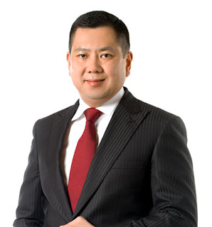Biografi Hary Tanoesoedibjo - Si Raja Multimedia Indonesia Biografi Hary Tanoesoedibjo - Si Raja Multimedia Indonesia Hary Tanoesoedibjo, Presdir PT Bimantara Citra Tbk dinobatkan Warta Ekonomi sebagai salah seorang Tokoh Bisnis Paling Berpengaruh 2005. Disebut, tidak banyak orang yang sukses dalam industri media elektronik maupun cetak. Salah satunya adalah Hary Tanoesoedibjo. Tak heran bila kemudian dia dijuluki “Raja Muda Bisnis Multimedia”. Warta Ekonomi 28 Desember 2005: Kiatnya? Tahun 1989 ada orang yang bertanya: Siapa sih Bambang Hary Iswanto Tanoesoedibjo? Dia baru berumur 25 tahun ketika mulai bekerja di PT Bhakti Investama. Waktu itu Hary baru saja meraih gelar Master of Business Administration dari Carlton University, Kanada. Namun, kalau pada 2005 masih ada yang bertanya siapakah Hary Tanoesoedibjo, atau yang akrab dipanggil Hary Tanoe, rasanya keterlaluan. Sebab, dialah raja bisnis multimedia di Indonesia. Julukan “Raja Bisnis Multimedia” memang kian lekat pada pria kelahiran 26 September 1965 ini. Apalagi sejak mengambil alih PT Bimantara Citra Tbk. tahun 2000 lalu, Hary mengusung ambisi ingin menjadi jawara bisnis media penyiaran dan telekomunikasi. Dan, mimpi itu terbukti. Kini Hary Tanoe mempunyai tiga stasiun TV swasta: RCTI, TPI, dan Global TV, juga stasiun radio Trijaya FM dan media cetak Harian Seputar Indonesia dan Majalah