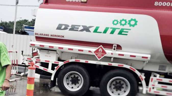 Pertamina Segera Pasarkan Dexlite Ke Tual, Dobo Dan Suamlaki Ambon, Malukupost.com - PT Pertamina Cabang Ambon menyiapkan pemasaran bahan bakar minyak jenis Dexlite ke Kota Tual, Dobo dan Suamlaki. Rencana tahun ini sudah bisa dilaksanakan guna mengisi permintaan pengguna Dexlite di daerah tersebut, kata Manager PT Pertamina Cabang Ambon, Tiara di Ambon, Selasa (25/7). Pemasaran Dexlite ke kota tersebut berupa diesel non subsidi terbaru di SPBU Pohon Pule Jl DR Kayado Ambon pada tanggal 17 Mei 2017 baru tiga SPBU yang menjualnya yakni SPBU Pohon Pule, Lateri dan di Desa Tulehu, Kabupaten Maluku Tengah.