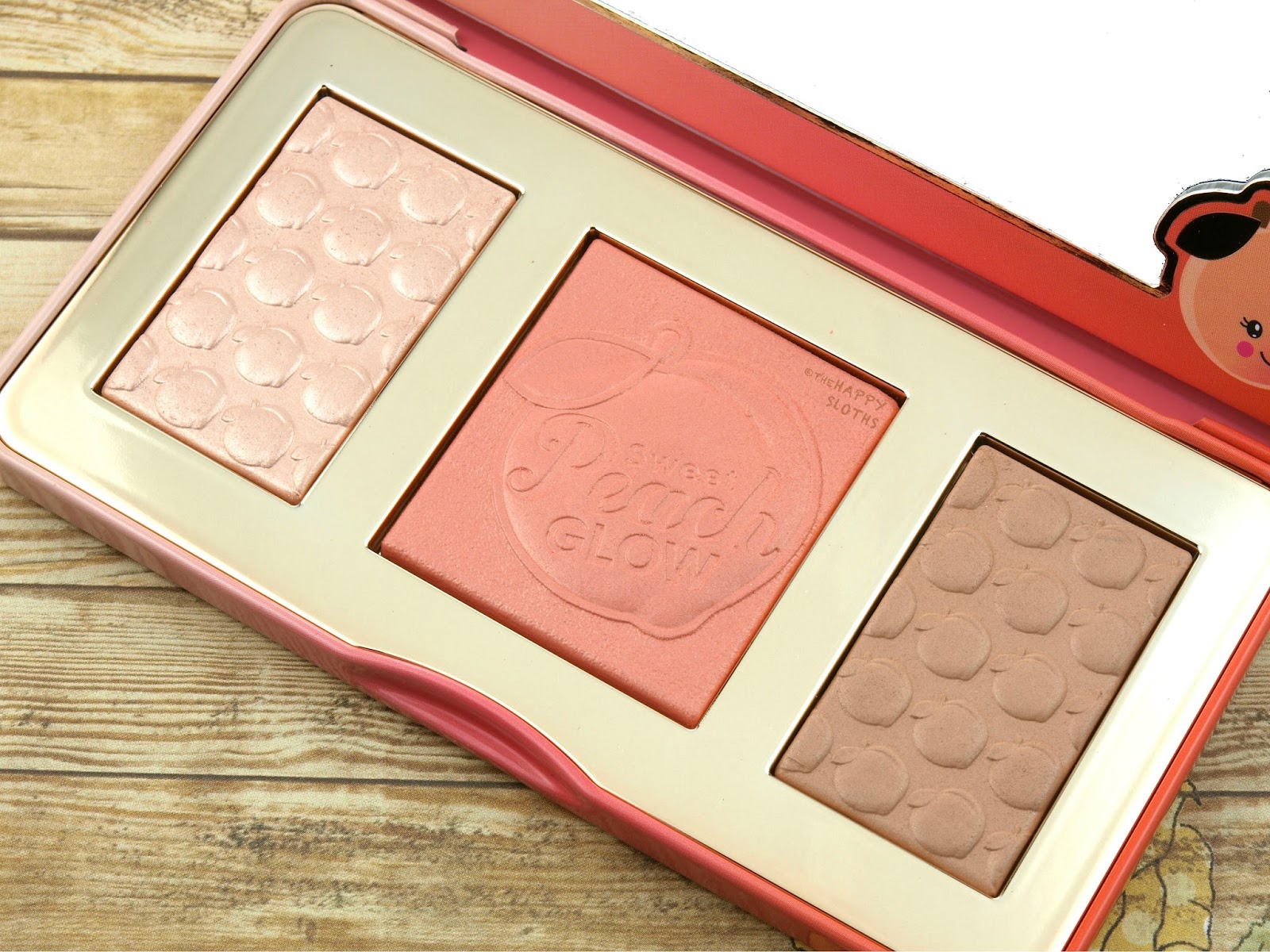 Too Faced Sweet Peach Glow Peach-Infused Highlighting Palette Swatches Review