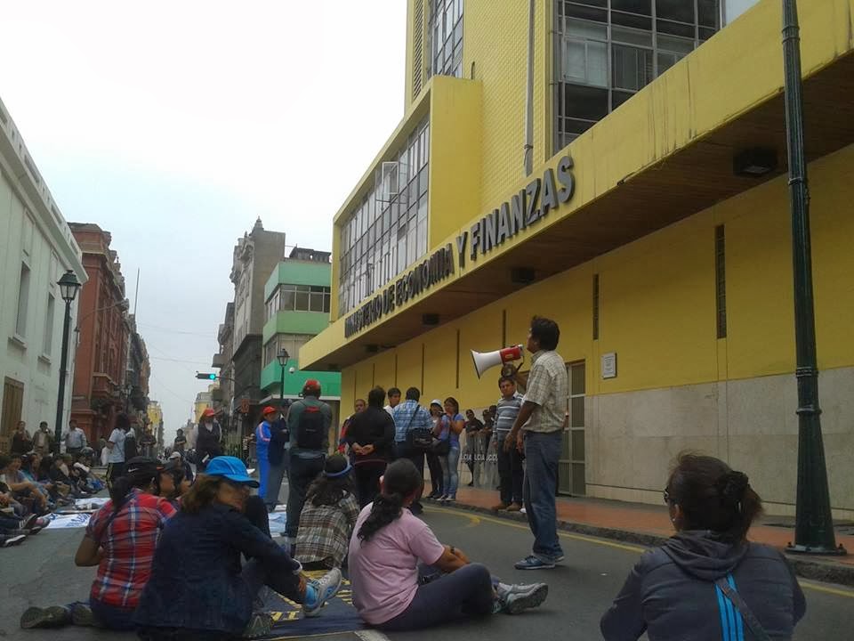 PROTESTA FRENTE AL MEF