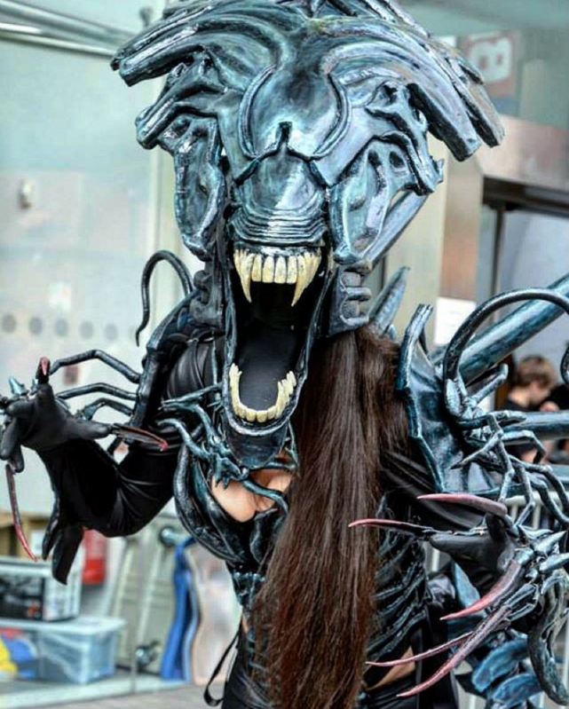 Alien queen cosplay.