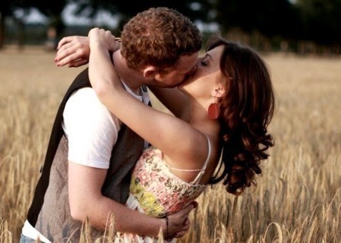 Love Kissing Couple Image