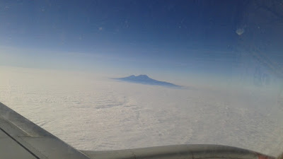 Monte Kilimanjaro entre las nubes Monte Kilimanjaro entre las nubes