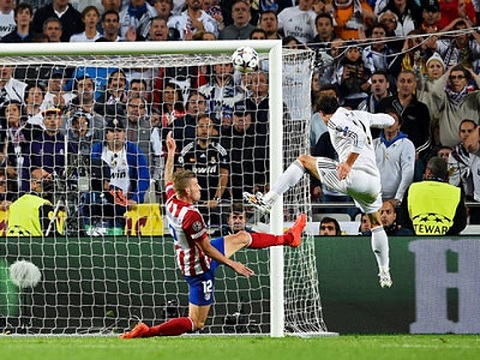 Gareth Bale đánh đầu ghi bàn nâng tỷ số lên 2 - 1 cho Real