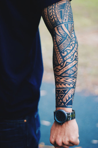 Este bad ass de manga comprida tatuagem tribal