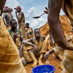 Lihatlah Derita Para Penambang Ini yang Bertaruh Nyawa Demi Dapatkan Bahan Baku Ponsel Lihatlah Derita Para Penambang Ini yang Bertaruh Nyawa Demi Dapatkan Bahan Baku Ponsel