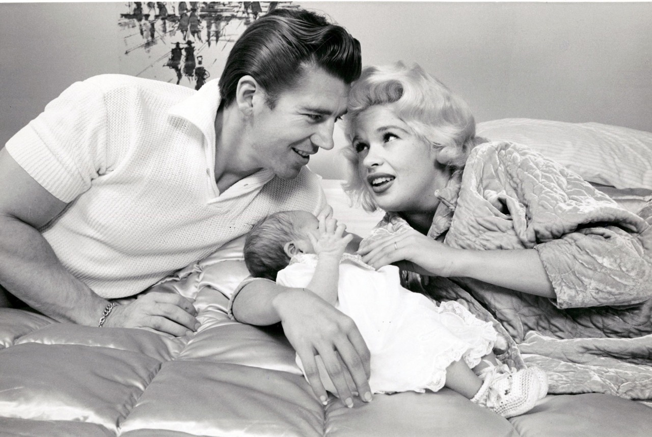 Lovely Photos Show Everyday Life of Jayne Mansfield with Her Daughter