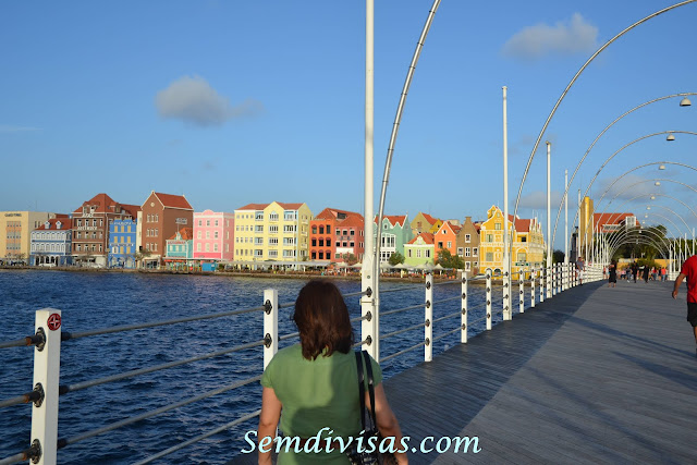 semdivisas.com - Curaçao - casinhas coloridas simbolo da cidade.