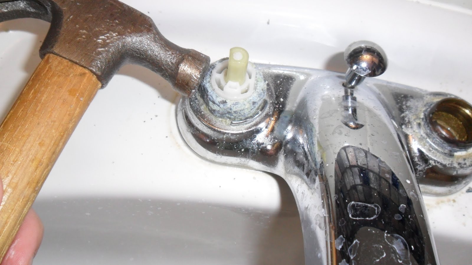 Luckii Arts Replacing a bathroom faucet!